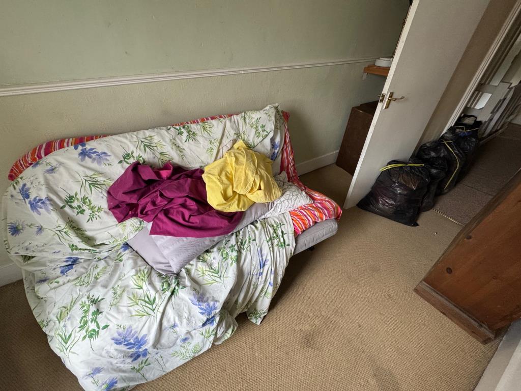 Lot: 20 - THREE-BEDROOM TERRACE HOUSE FOR IMPROVEMENT - Bedroom 2